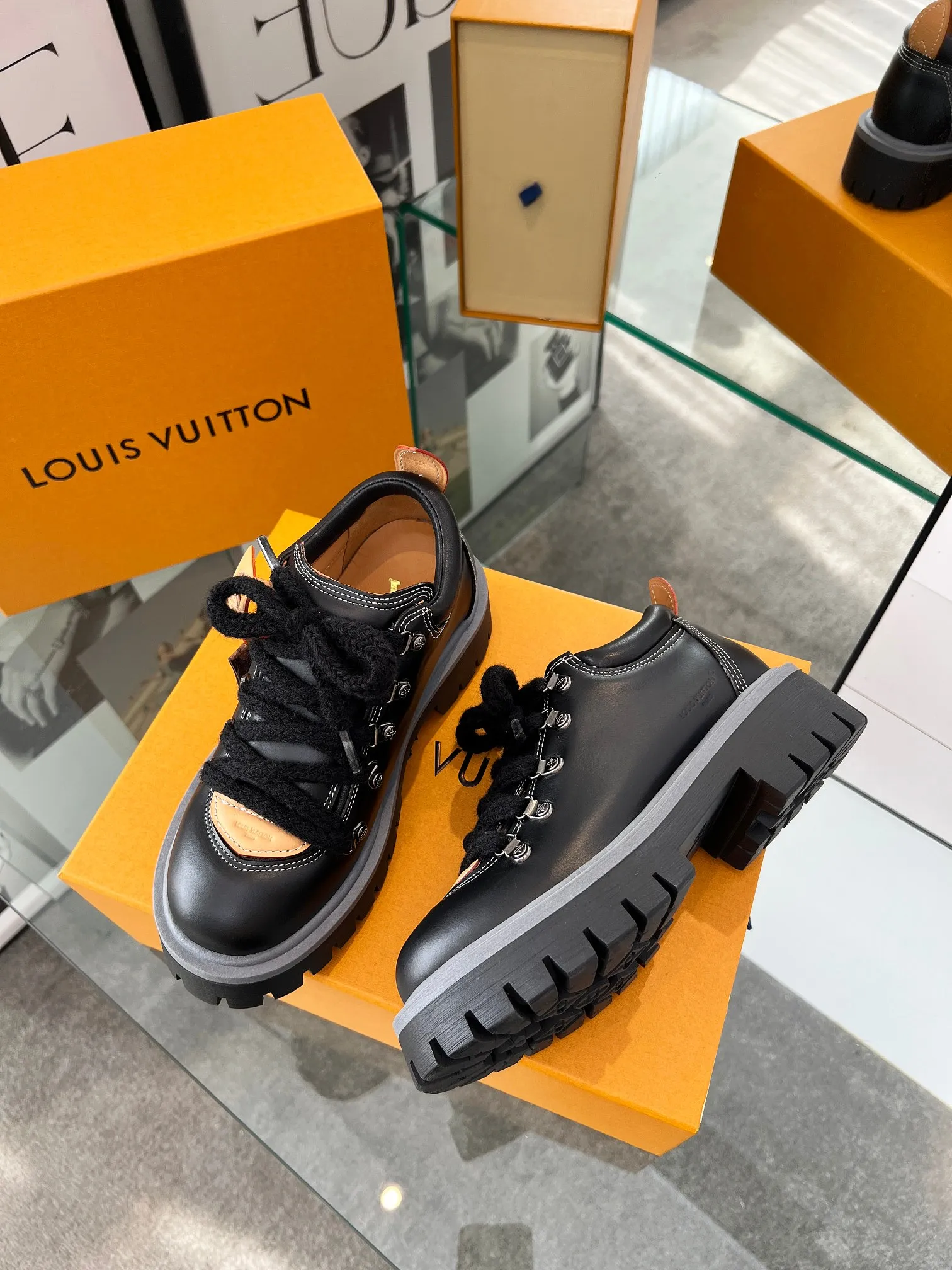 👟👟Ex-factory price 640👟👟 LV's new couple's thick-soled hiking shoes, your original custom-made large-soled shoe brand, giving the foot flexibility and freedom, a good pair of shoes to wear all summer. Fabric: First-layer imported calfskin, cowhide lining Size: 35-46 Welcome to send pictures to place orders